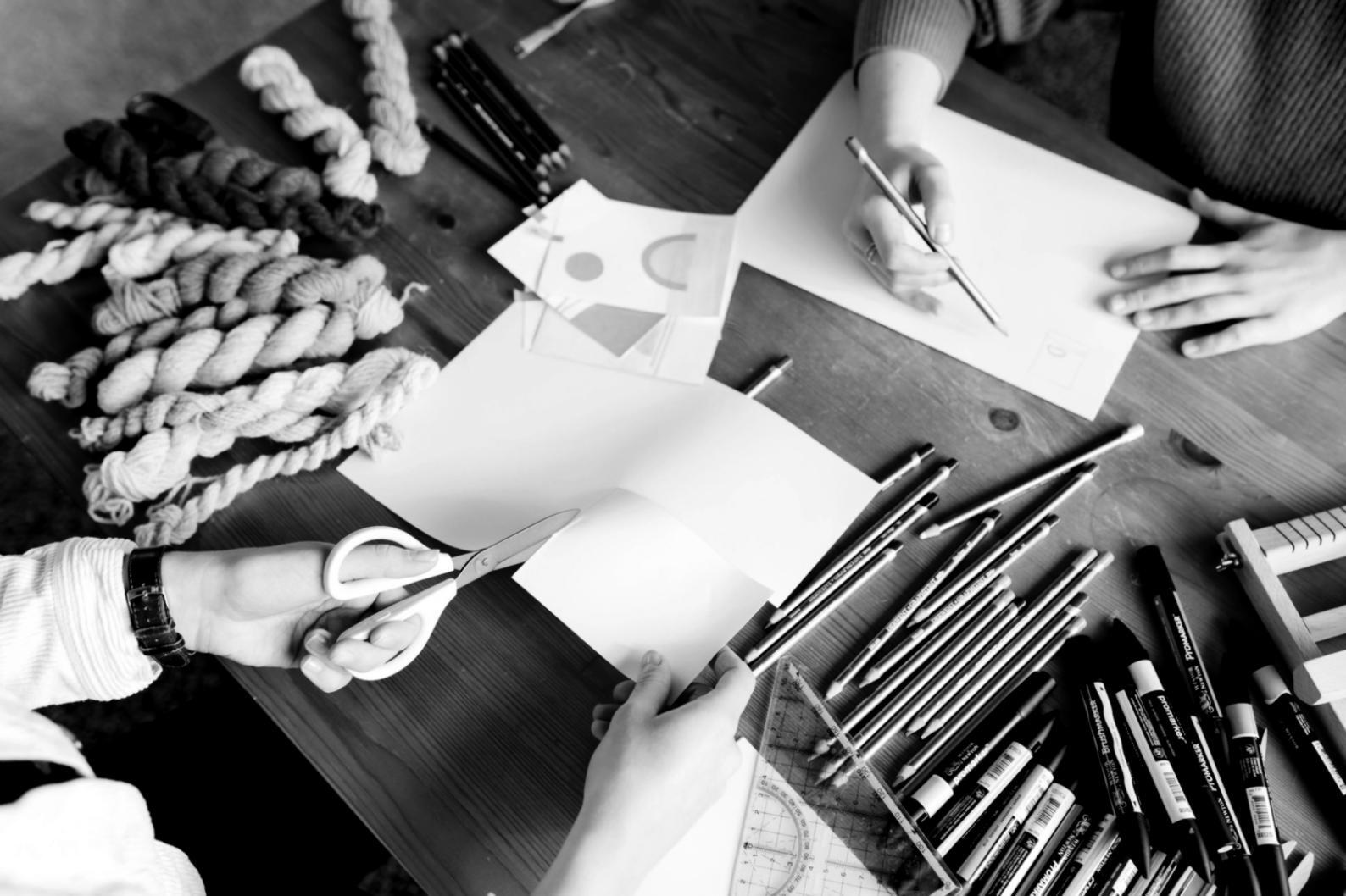 Grundlagen des digitalen Zeichnens mit verschiedenen Pinselstrichen und Formen