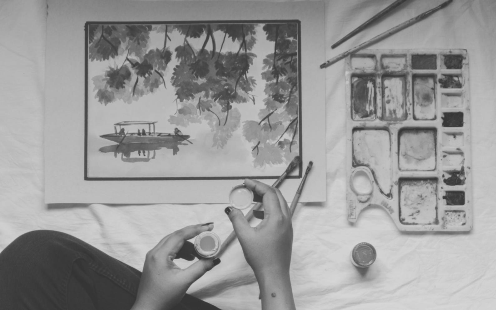 Kreative Arbeitsumgebung mit digitalen Zeichentools und inspirierenden Kunstwerken